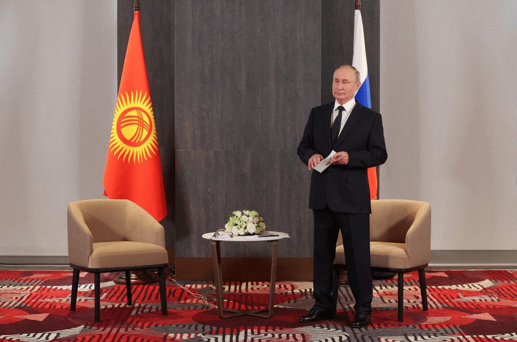Почекун Путін: мережа висміяла диктатора, на зустріч із яким «спізнювалися» президенти