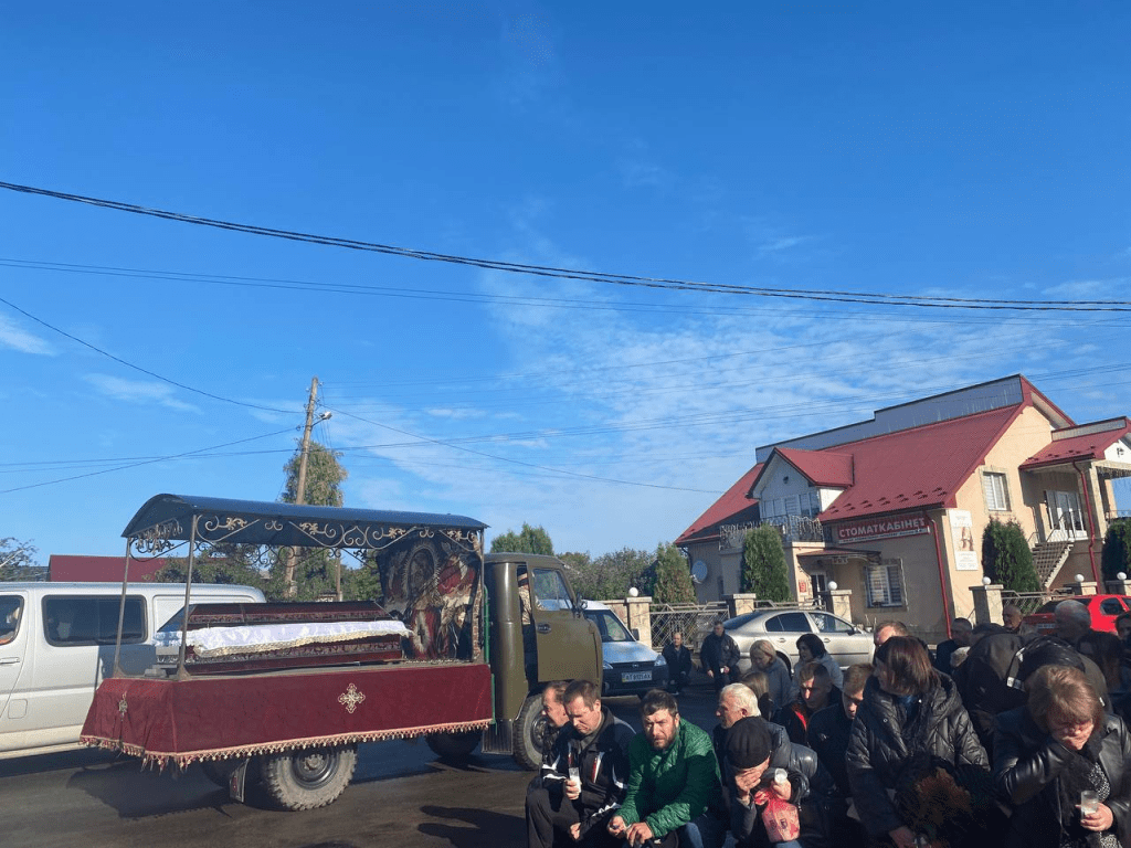 На Городенківщині на колінах зустріли полеглого Героя Віталія Палюха