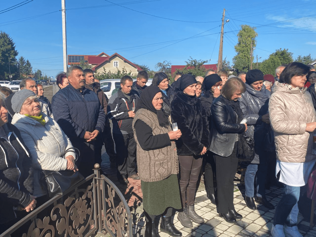 На Городенківщині на колінах зустріли полеглого Героя Віталія Палюха