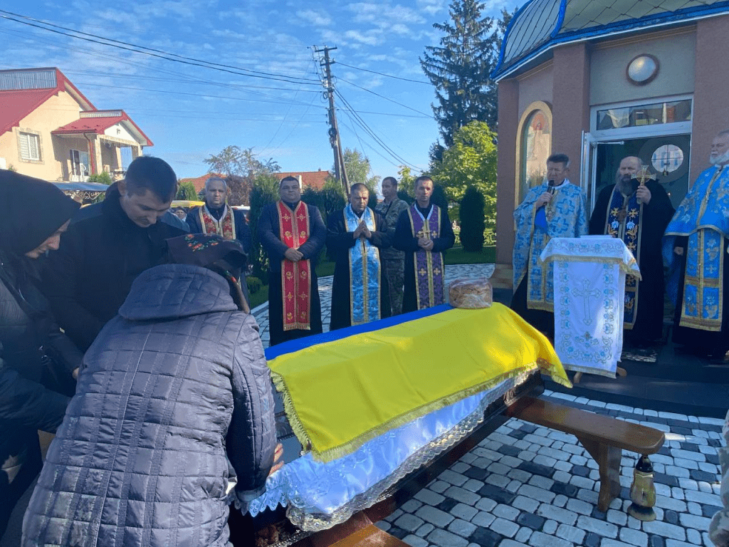 На Городенківщині на колінах зустріли полеглого Героя Віталія Палюха