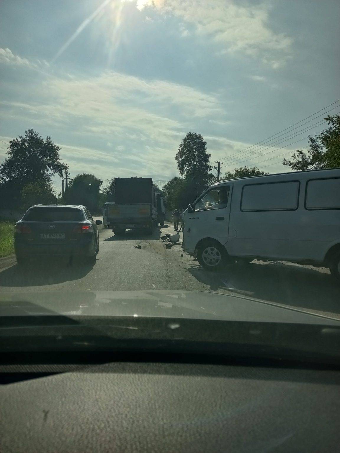 На Тисменничині мікроавтобус влетів у вантажівку