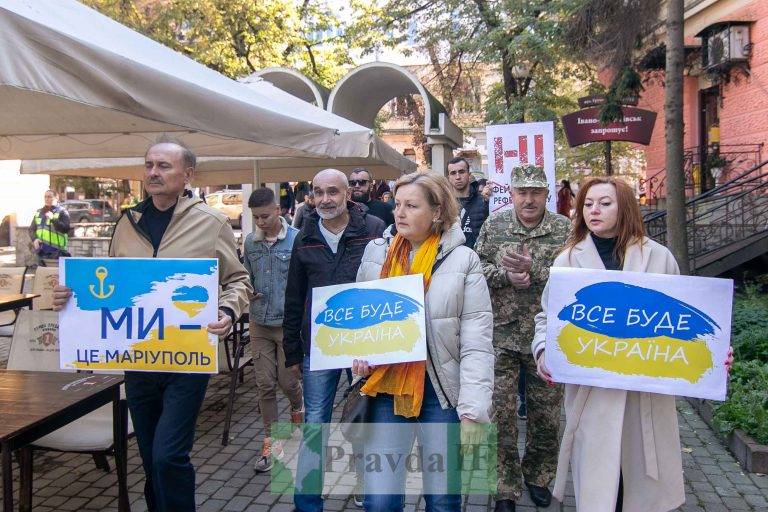 У Івано-Франківську маріупольці з плакатами вийшли на протест проти псевдореферендуму ФОТО