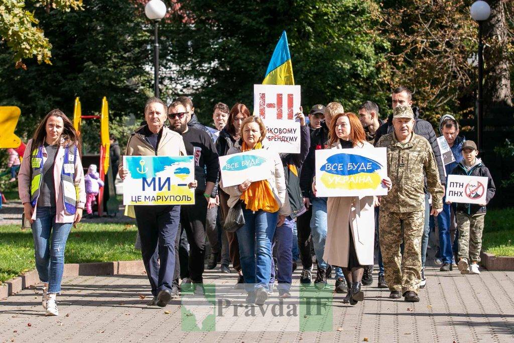 У Івано-Франківську маріупольці з плакатами вийшли на протест проти псевдореферендуму ФОТО