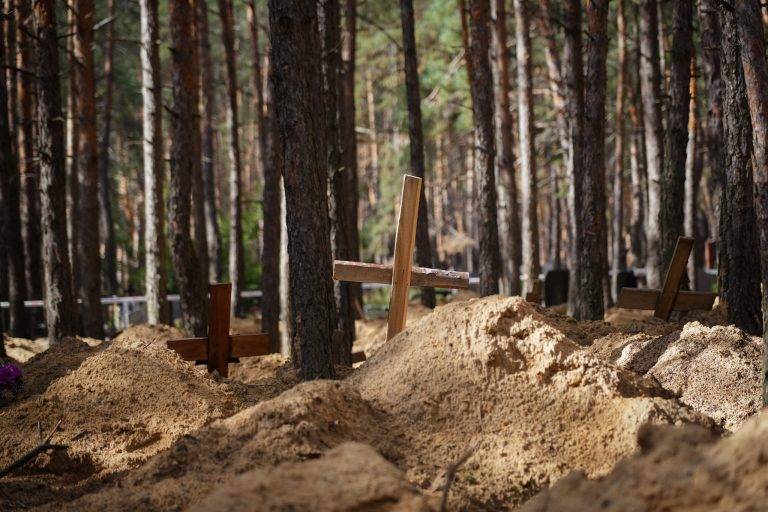 У деокупованому Ізюмі виявили ще два місця масових поховань