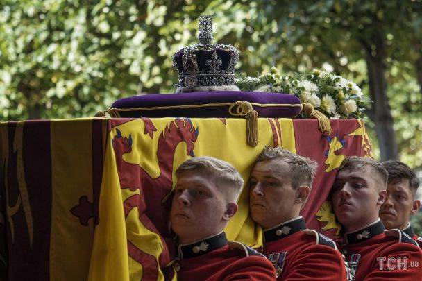 Британія завмерла у жалобі: в Лондоні прощаються з королевою Єлизаветою II