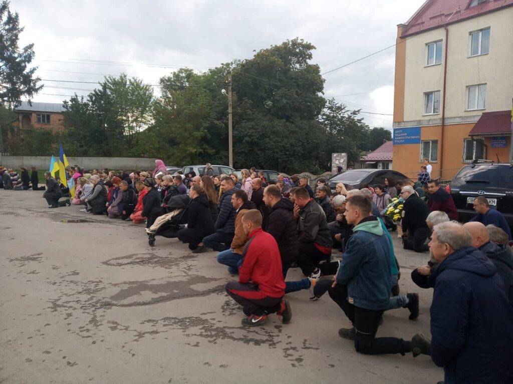 Сьогодні в рідному селі поховають загиблого на війні прикарпатця Андрія Лукащука