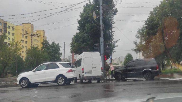 ДТП у Франківську: на Галицькій не розминулись два авто