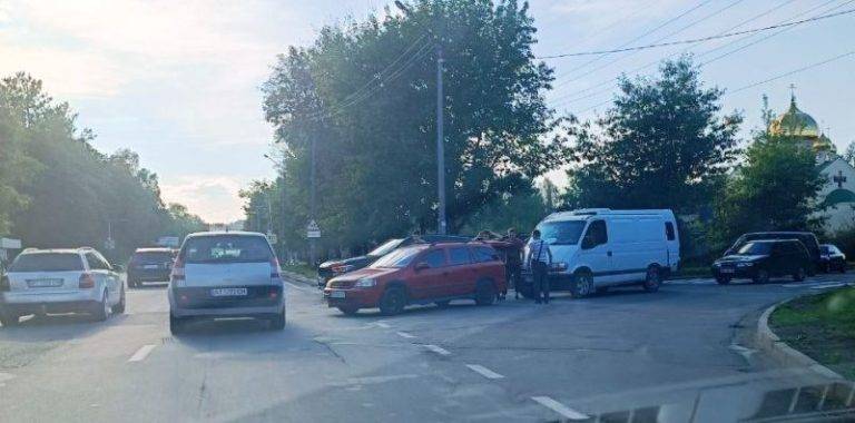 У вечірній час у Франківську трапилась ДТП за участі мікроавтобуса та легковика