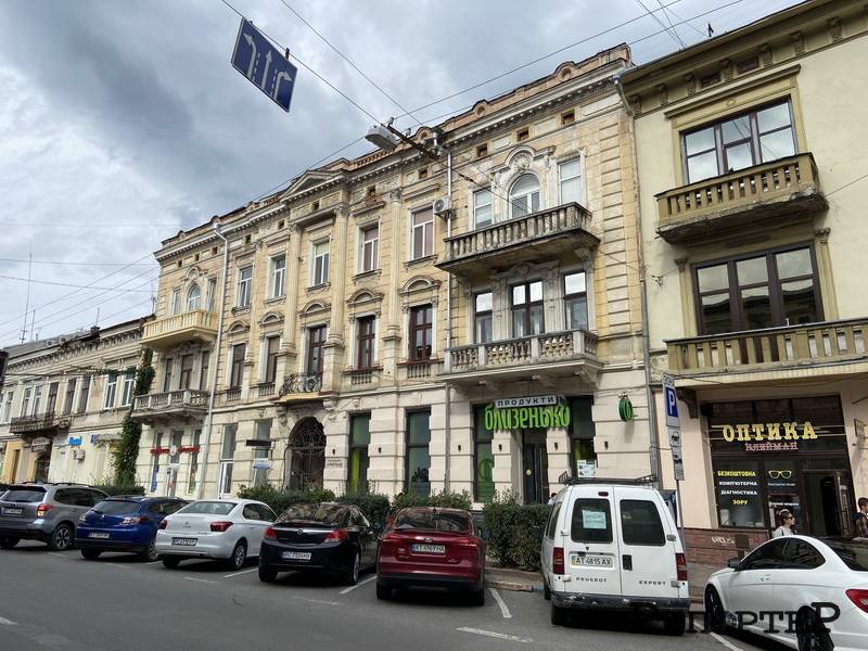 У середмісті Франківська мешканці самотужки ремонтують пам’ятку архітектури