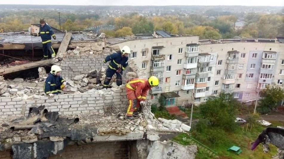 Розбирають завали й допомагають місцевим: прикарпатські рятувальники працюють на Харківщині