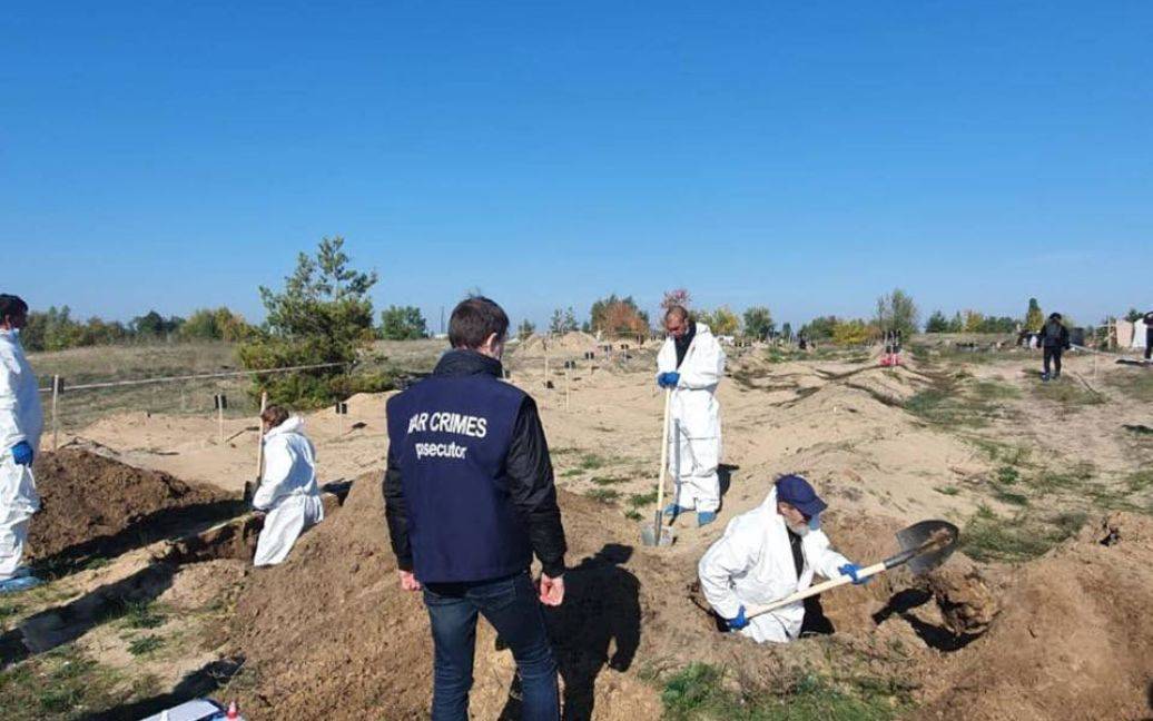 На щойно звільнених територіях України ексгумували близько тисячі тіл загиблих