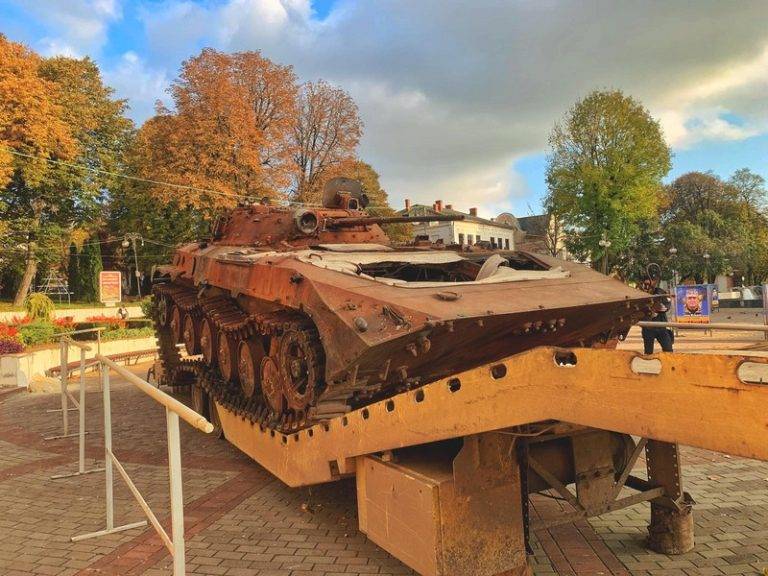 До Дня захисника в центрі Калуша виставили підбиту російську техніку та фото полеглих наших героїв