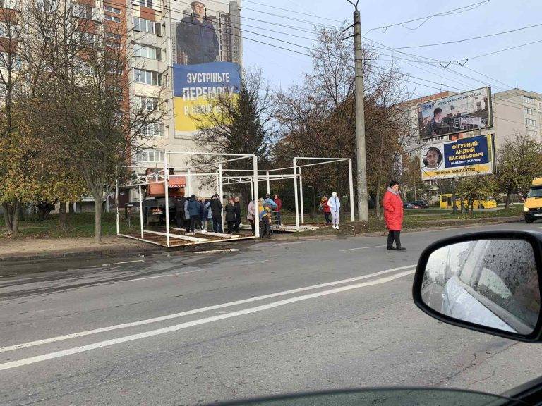 Навпроти "Епіцентру" обурені мешканці перекривають дорогу, через те, що під їхнім під'їздом почали встановлювати МАФи