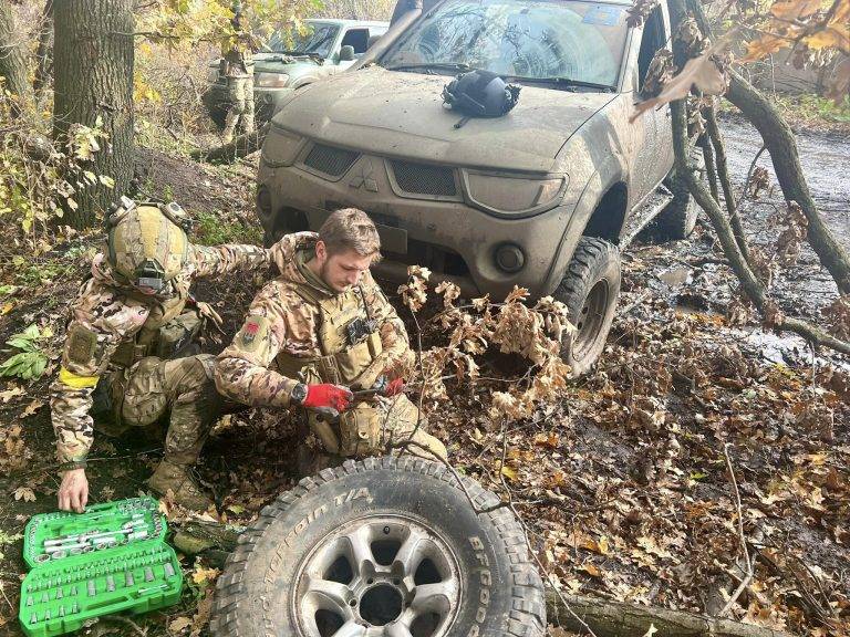 Прикарпатські захисники, які воюють у складі "Чорних запорожців", просять допомоги для ремонту автомобілів