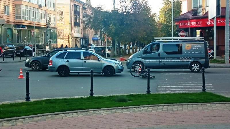 ДТП у Франківську: автівка збила велосипедиста