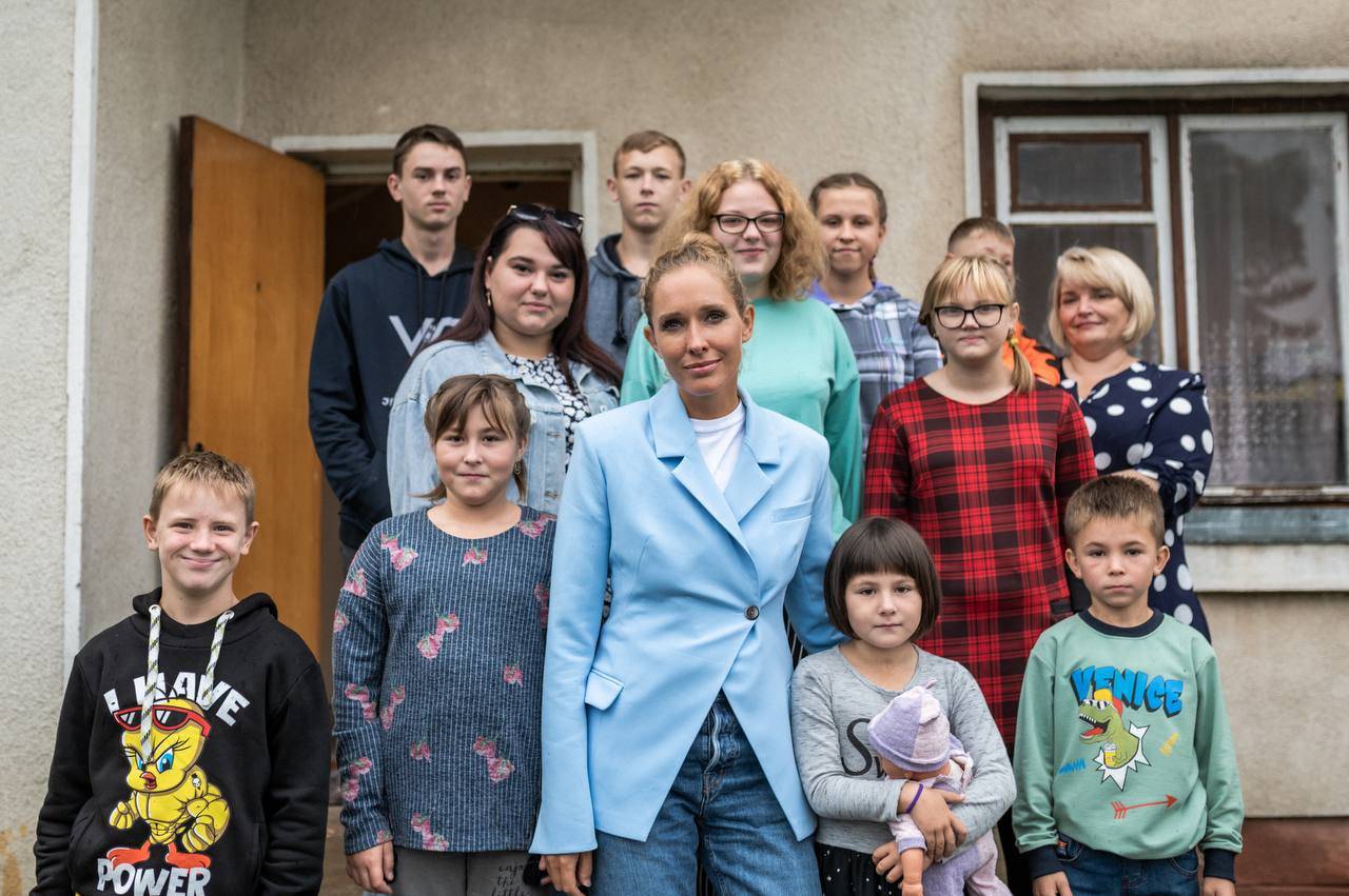 Для родини переселенців з 10 дітьми-сиротами на Франківщині придбають будинок