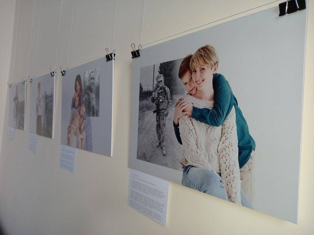 «Невідʼємні»: у Франківську відкрили фотовиставку про тих, хто чекає рідних з війни