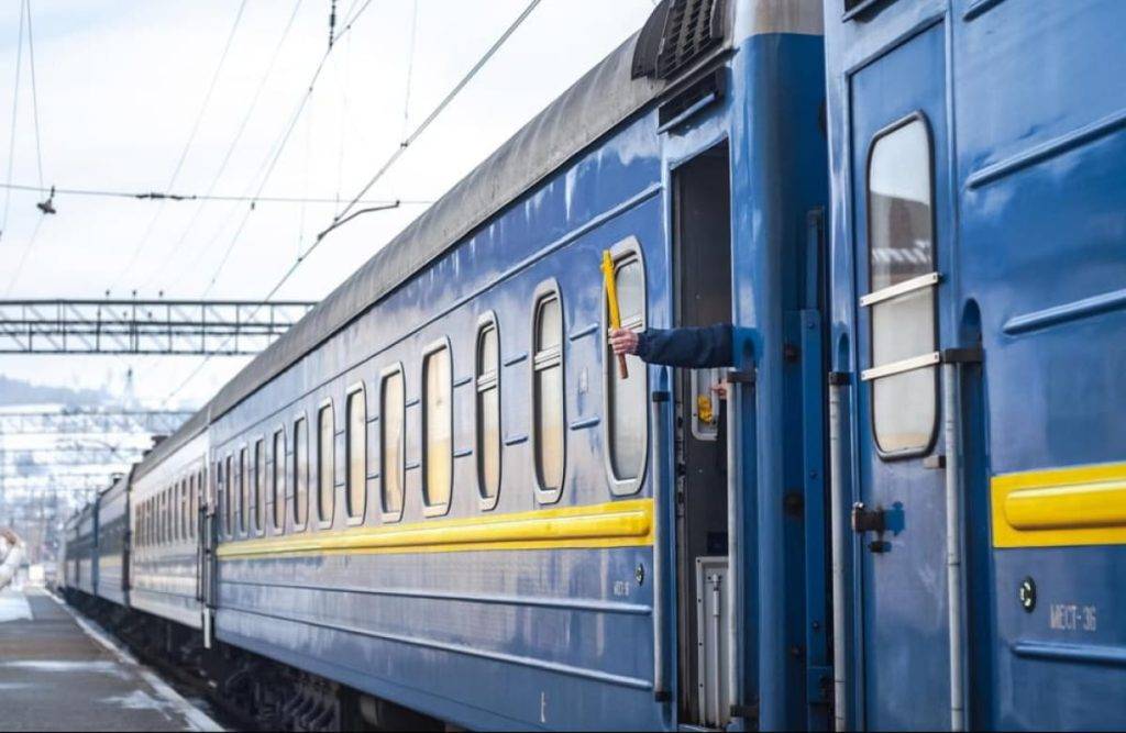 Через ворожі обстріли із затримкою прямує потяг Харків-Івано-Франківськ