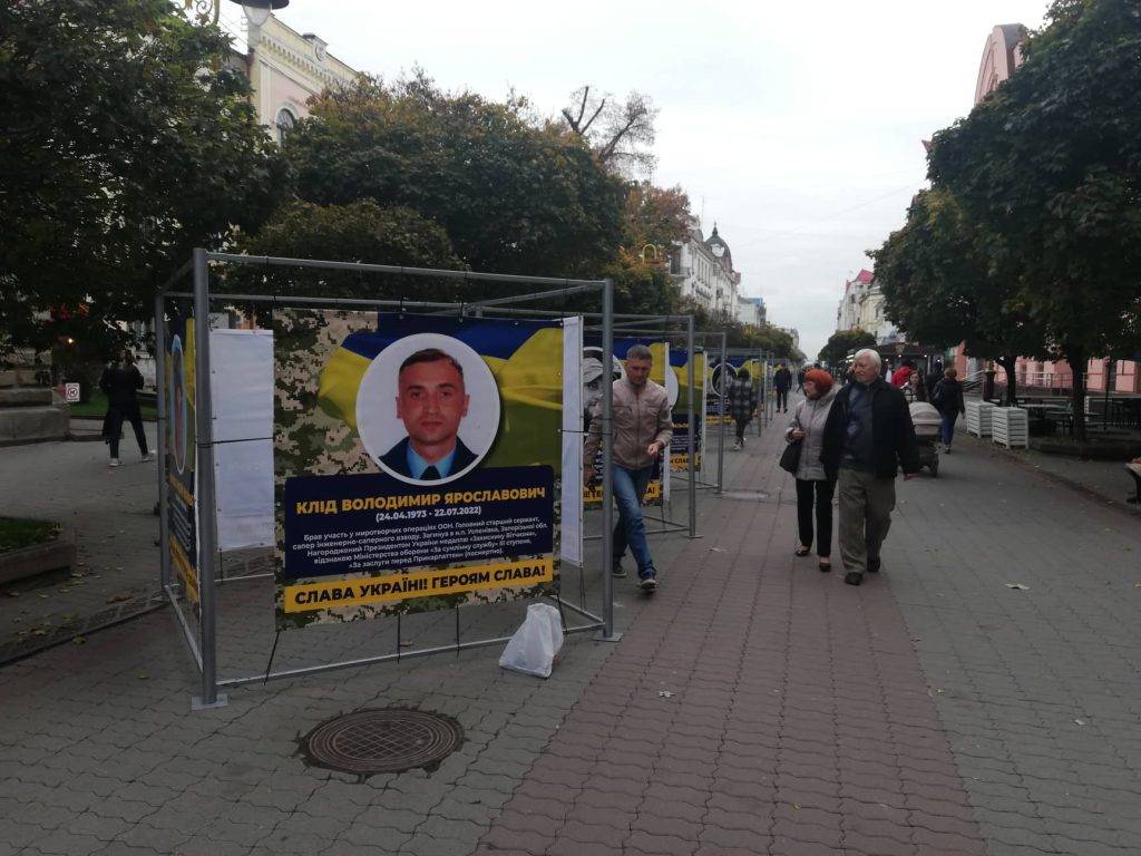 У Франківську встановили Алею Слави з фото Героїв, які загинули на війні з 2014 року