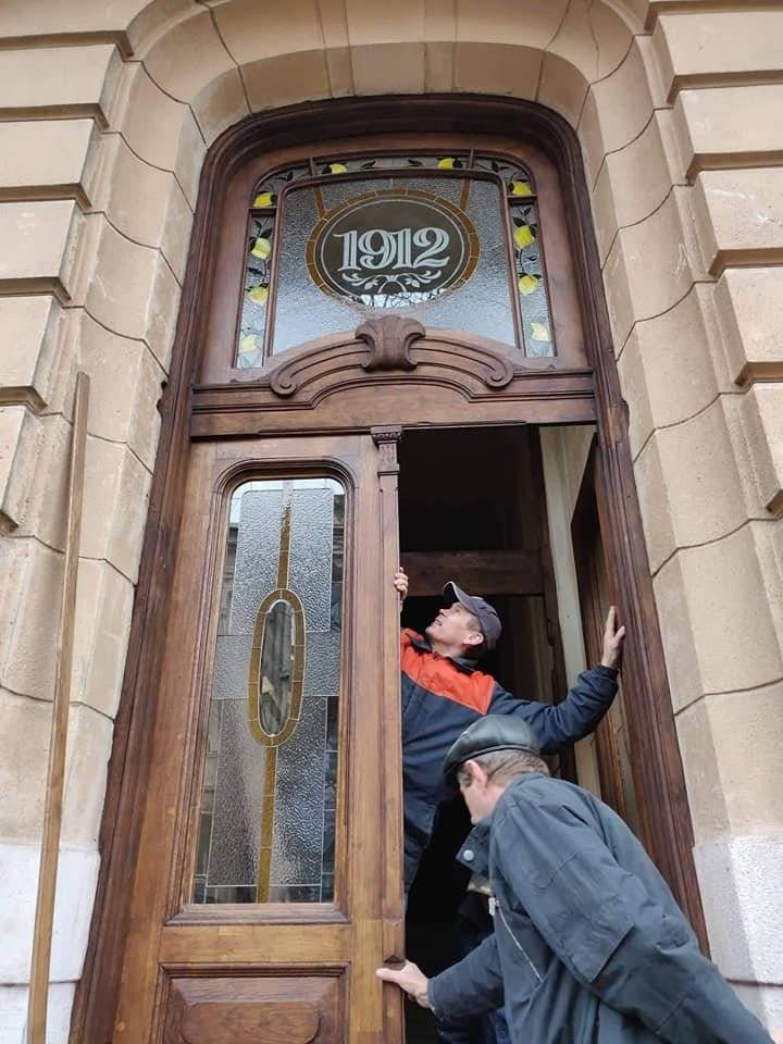 Як франківчанка зберігає історію, реставруючи старовинні двері