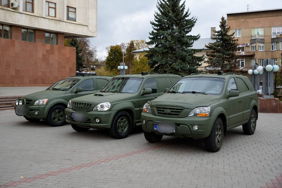 З Івано-Франківська передали ще три позашляховики на потреби армії