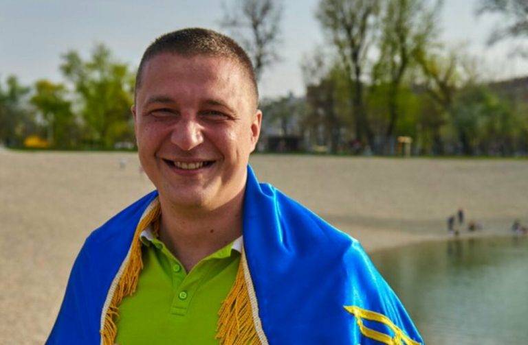 Ветеран АТО йде пішки з Одеси в Яремче, аби зібрати на авто для військових