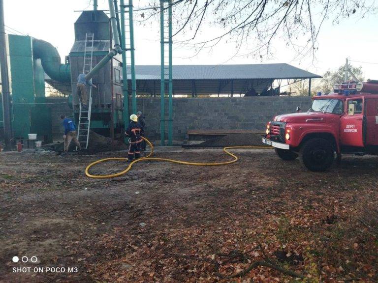 Прикарпатські вогнеборці ліквідували пожежу сушки для сушіння зернових культур