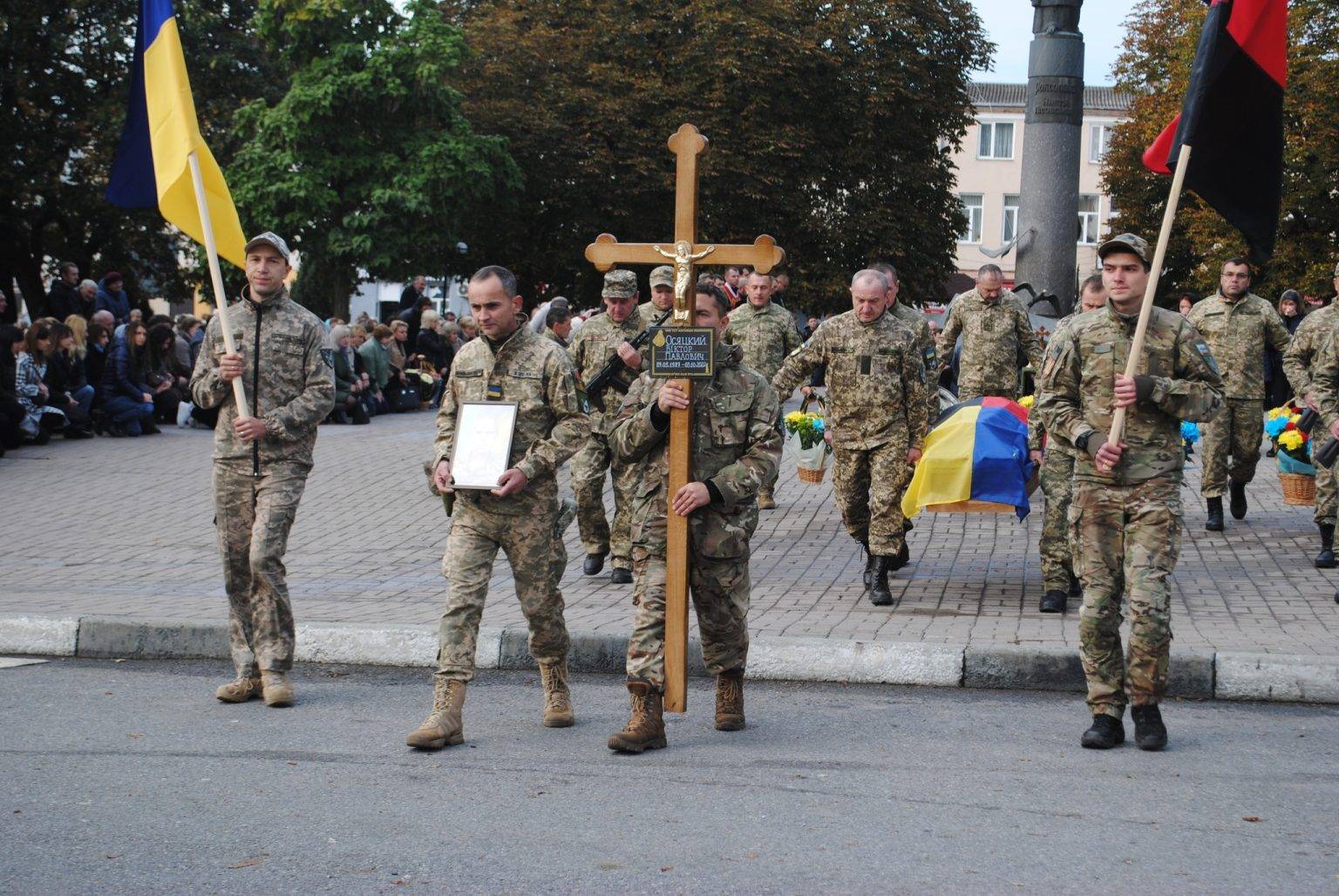 Рогатинська громада навколішки та зі сльозами на очах попрощалася із Героєм Віктором Осяцким