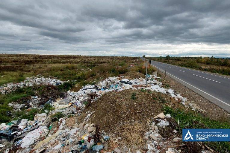 Під Франківськом влаштували сміттєзвалище у кюветі: винуватця знайшли і відкрили справу