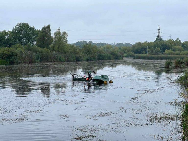 У Франківську чистять "німецьке озеро"