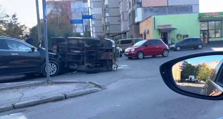 У Франківську не розминулись два авто, одне з них перекинулось