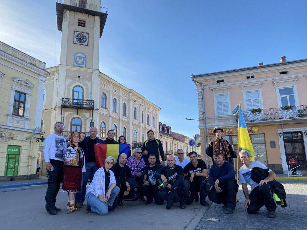 Румунські байкери влаштували мотопробіг через Коломию на підтримку України