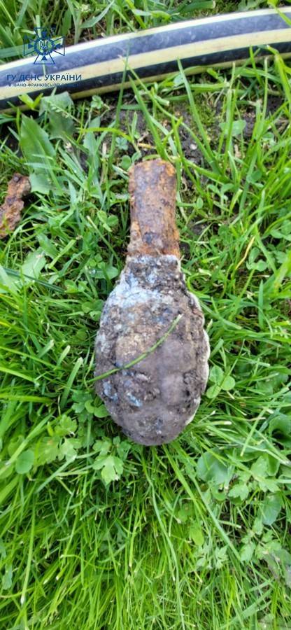 На Франківщині біля двох будинків знайшли старі боєприпаси