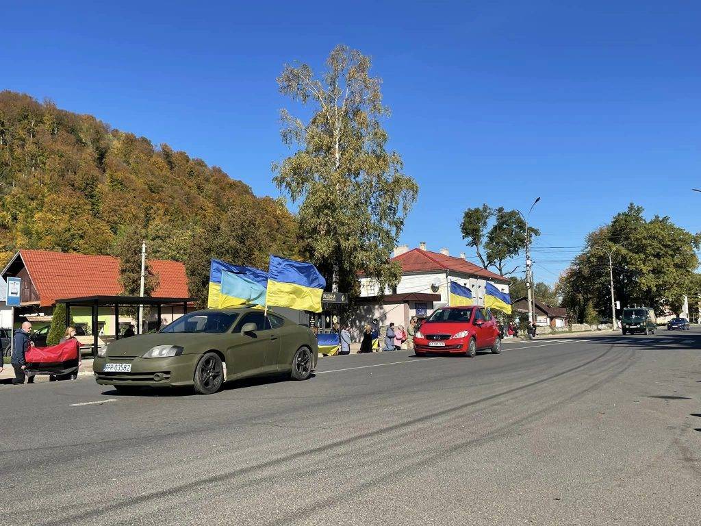 На колінах зі свічками в руках зустріли долиняни тіло захисника Василя Габрида