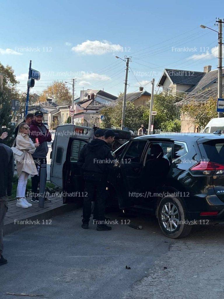 У Франківську не розминулись два авто, одне з них перекинулось