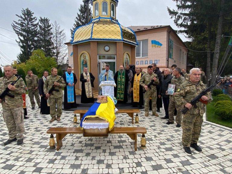 У Городенці на колінах зустріли Героя Віктора Радецького, який загинув на війні