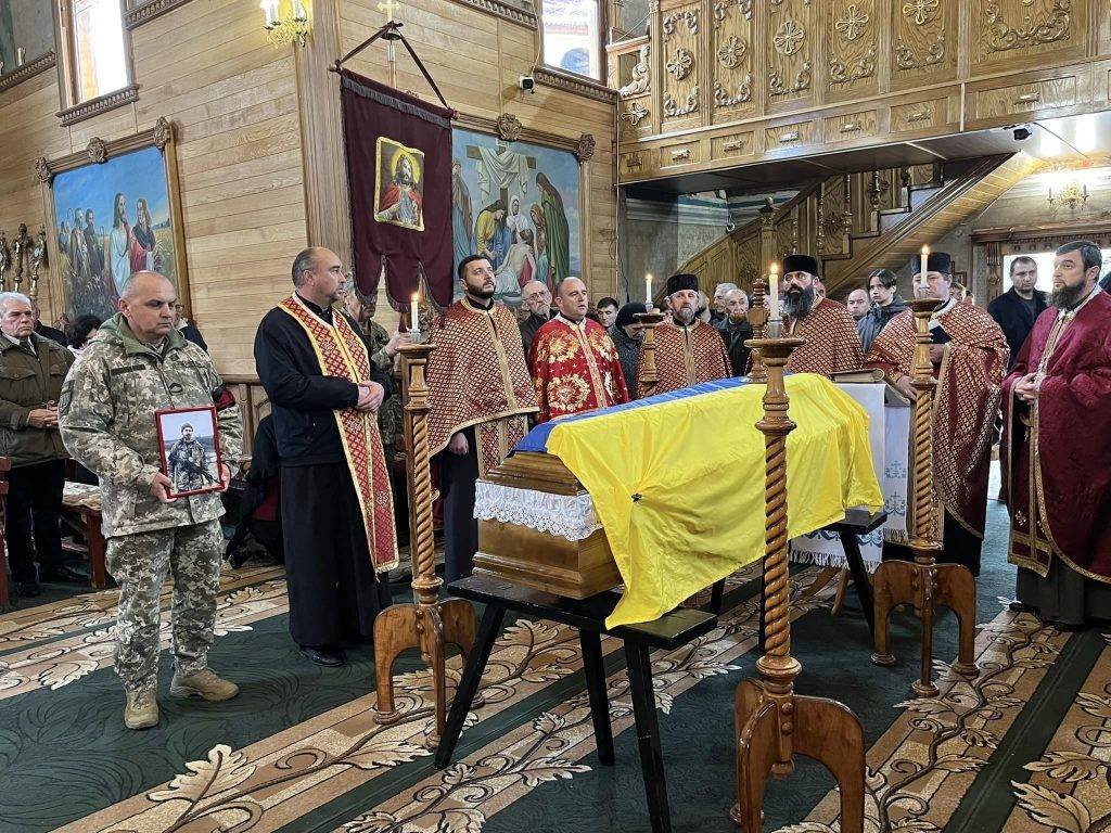 Навічно 42! Мешканці Надвірнянщини провели в останню путь земляка-героя Тараса Іваночка