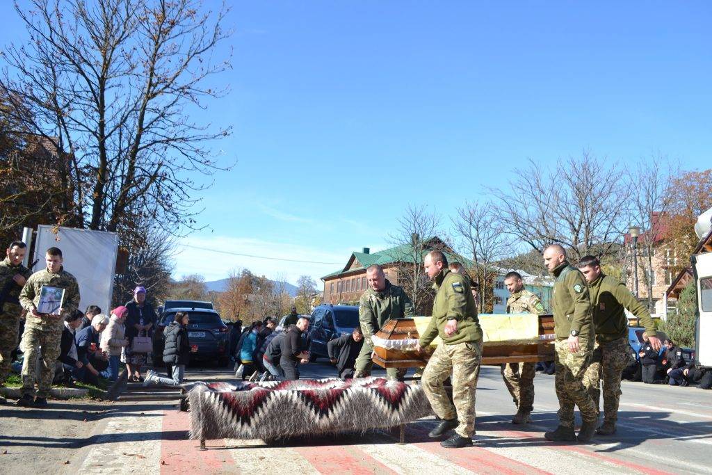 Назавжди повернувся додому: на Верховинщину привезли тіло загиблого захисника Віктора Іванова