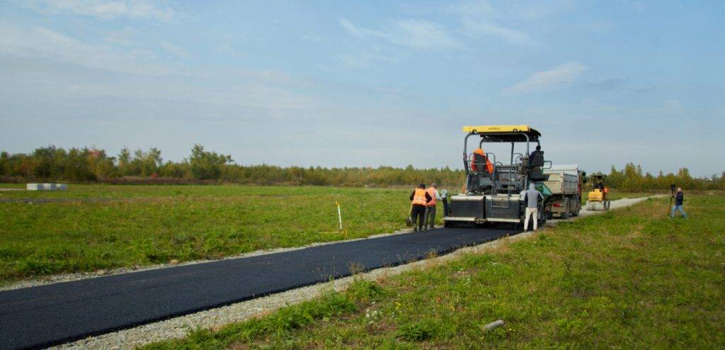 На міському кладовищі Франківська асфальтують доріжки