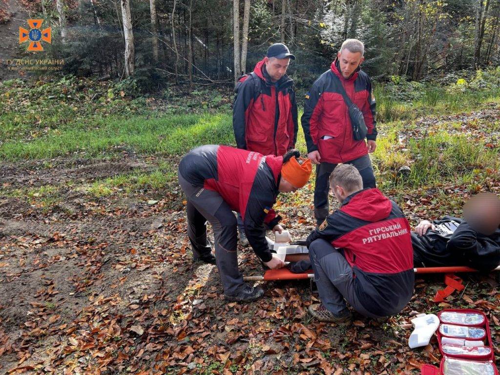 Рятувальники прийшли на допомогу чоловіку, який травмувався лісі біля Яремче