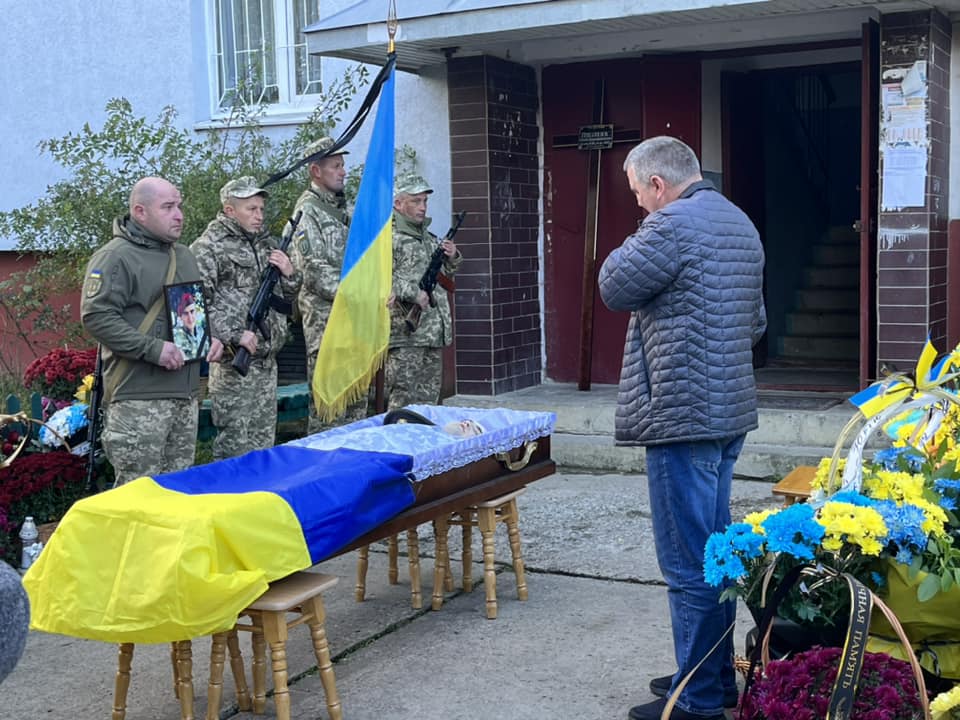 Навічно 24: у Надвірній попрощались із захисником Юрієм Позняком