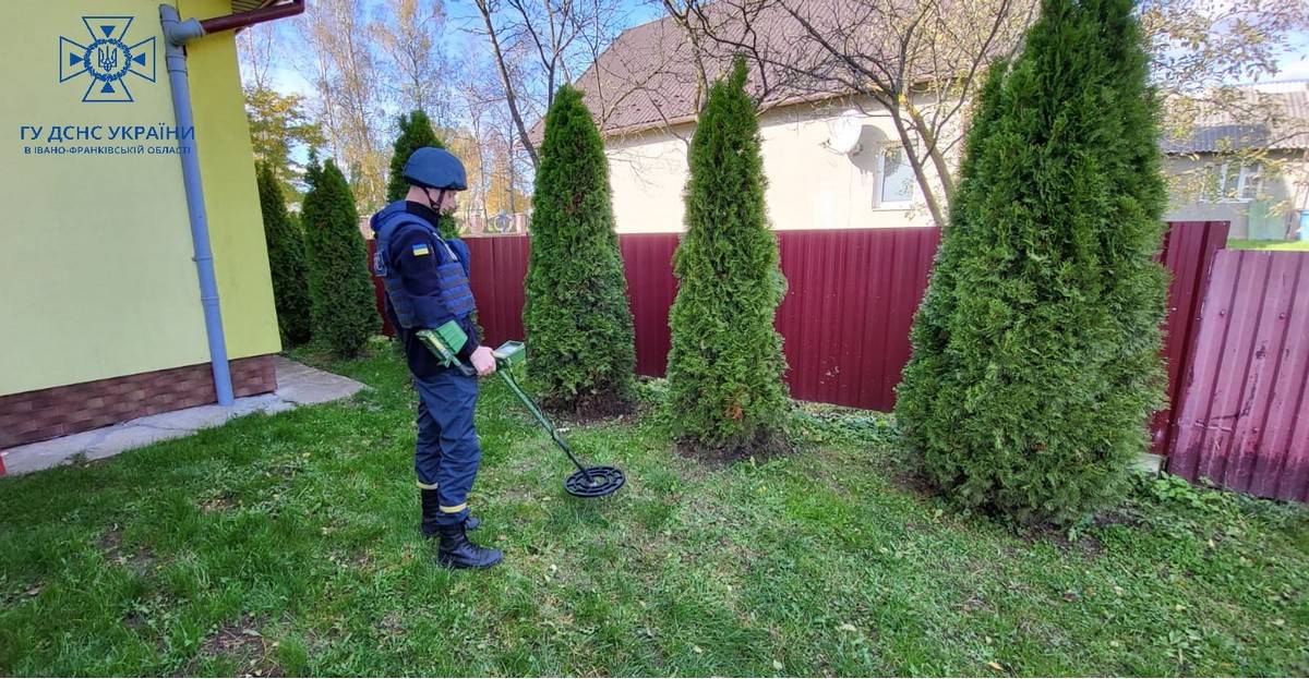 На Франківщині біля двох будинків знайшли старі боєприпаси