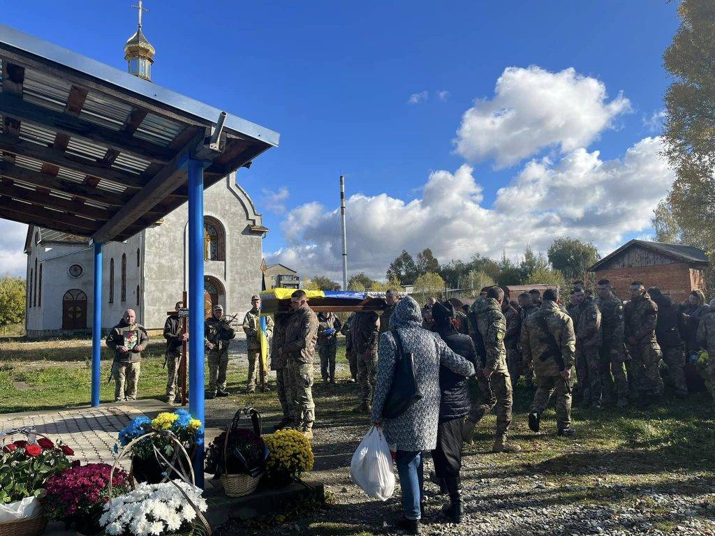 Навічно 24: у Надвірній попрощались із захисником Юрієм Позняком