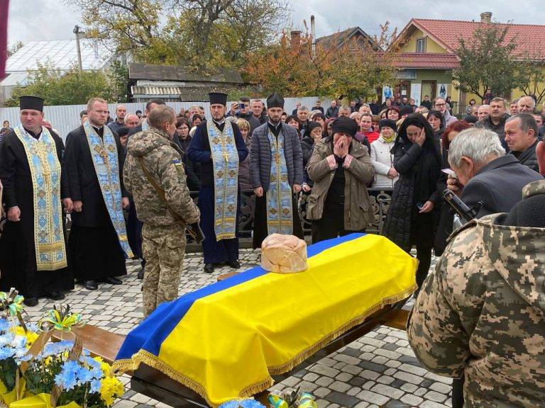 Мешканці Городенківщини навколішки та зі сльозами на очах зустріли тіло воїна Василя Сенюка