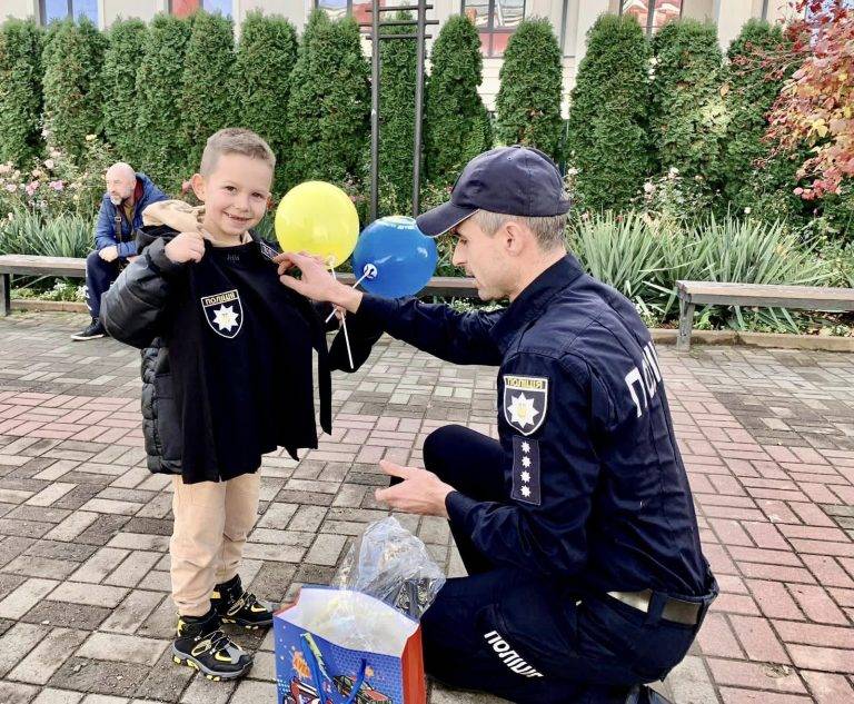 День з поліцейськими: правоохоронці здійснили мрію 6-річного хлопчика