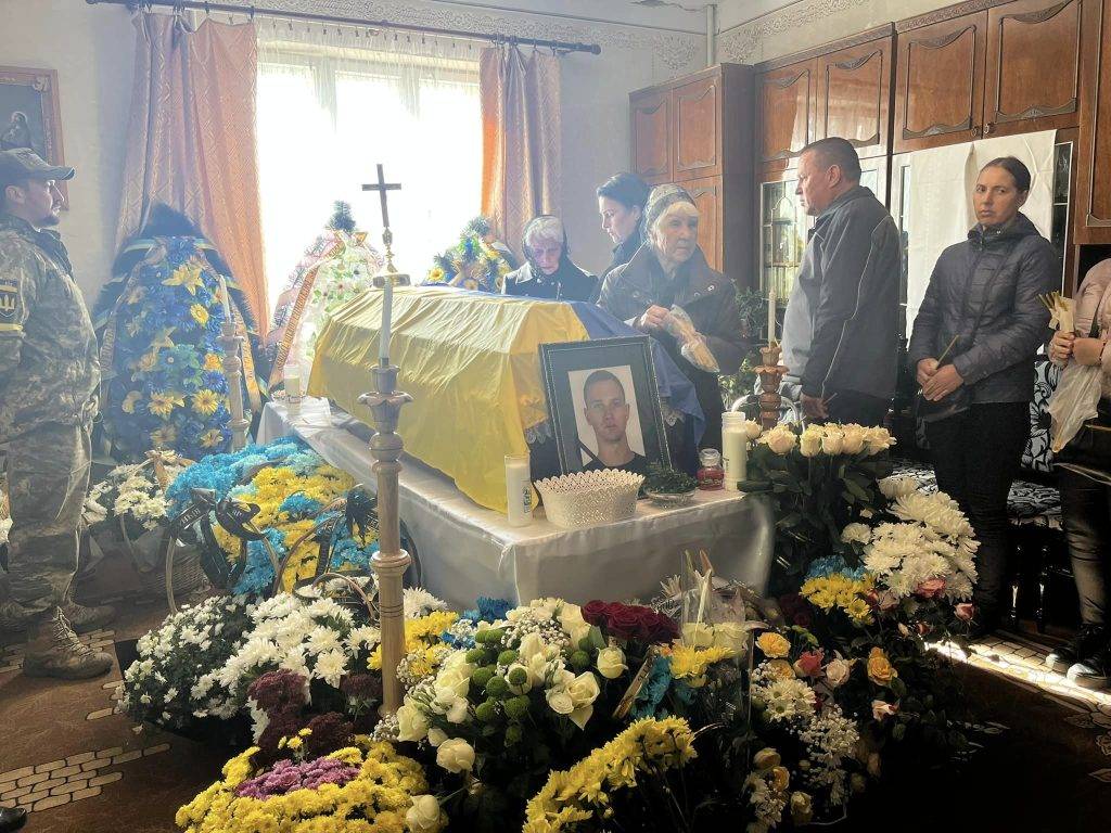 Надвірнянська громада зі сльозами на очах провела в останню путь молодого бійця Андрія Сеніва