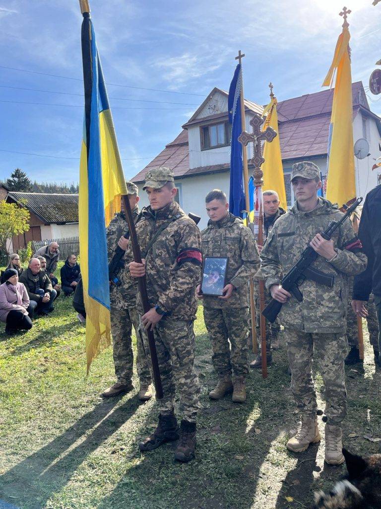 На Надвірнянщині попрощалися із полеглим 26-річним солдатом Владиславом Шургалюком