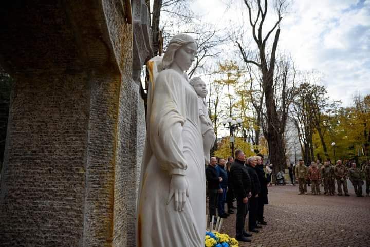 У Меморіальному сквері Івано-Франківська пролунав «Дзвін пам’яті»