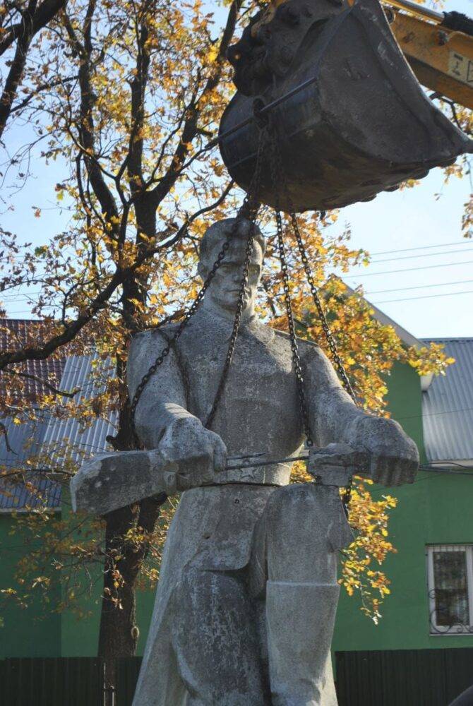 На Франківщині нарешті демонтували радянський пам’ятник