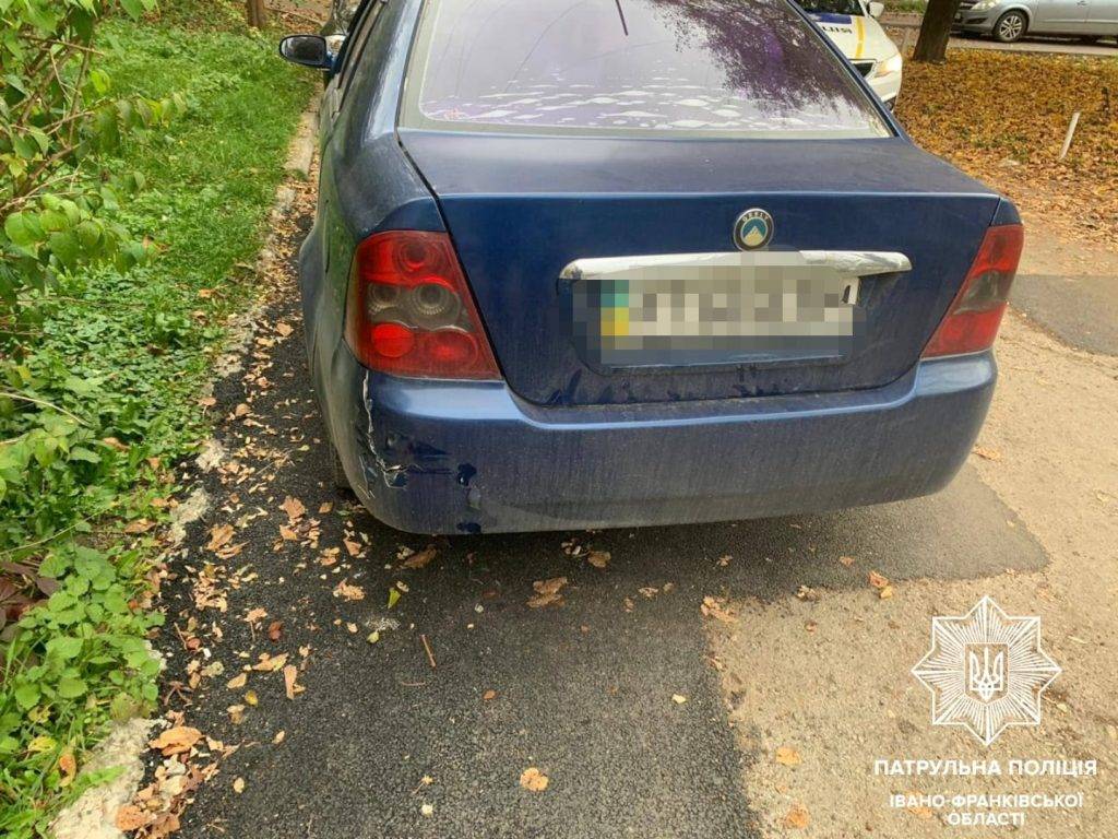 Франківські патрульні склали три адмінматеріали на нетверезого водія, який спричинив ДТП